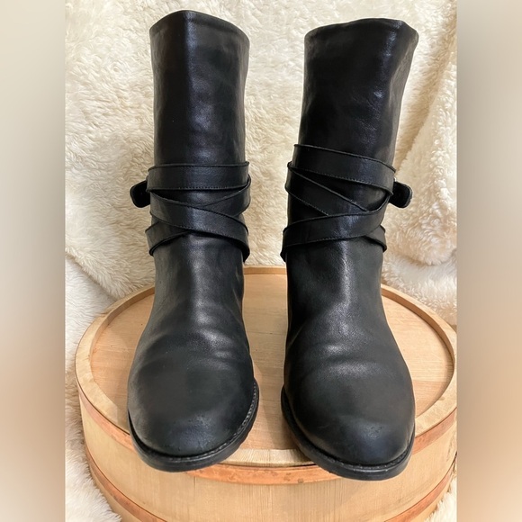 Stuart Weitzman Ranch Dressing Black Leather Motorcyle Ankle Boots Size 8.5M - Picture 2 of 10